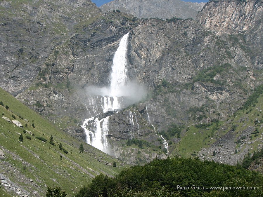 maslnaa-curo 105.jpg - Prima della costruzione della diga l'acqua scendeva naturalmente dal lato sud del sovrastante piano del Barbellino